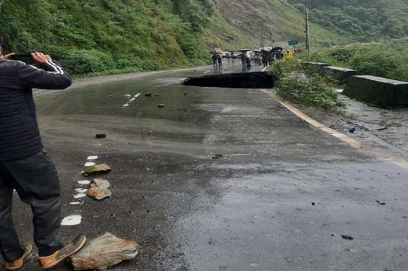 *এই রাস্তা ফের ঠিক না হওয়া পর্যন্ত সমস্ত যানবাহন ঘুরপথে শিলিগুড়ি চলাচল করবে বলে জানা গিয়েছে। জেলা প্রশাসন বিকল্প রাস্তার কথা জানিয়ে দিয়েছে।