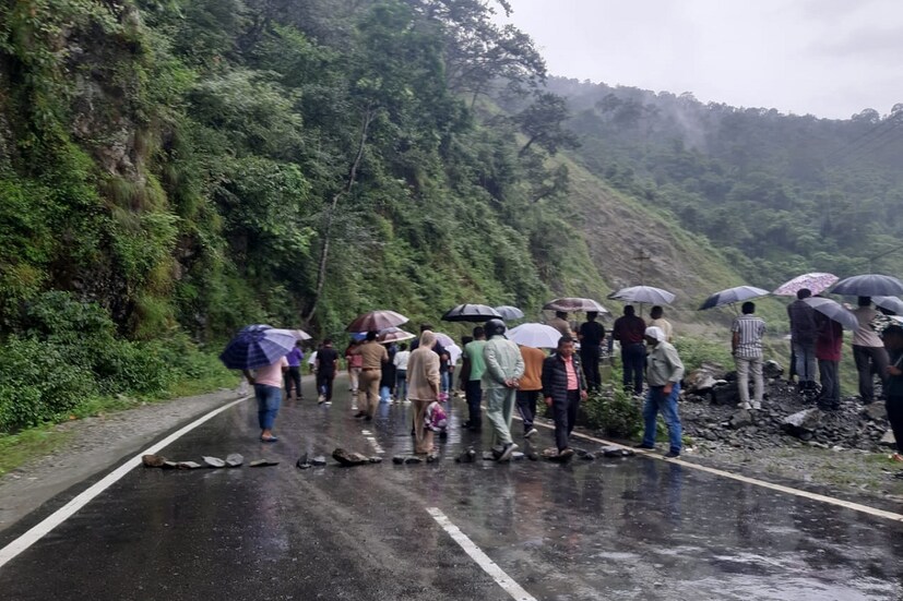 *জেলা প্রশাসনসূত্রে জানা গিয়েছে, আপাতত সমস্ত গাড়ি সিকিম থেকে কালিম্পং হয়ে ঘুরপথে লাভা, লোলেগাঁও, গরুবাথান ও সেবক করোনেশন ব্রিজ দিয়ে শিলিগুড়ি যাবে।