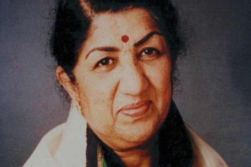 লতাজি বিশ্বের ৩৬টি ভাষায় ৫০ হাজারেরও বেশি গান গেয়েছেন। কিন্তু তাঁর জীবনে রয়েছে নানা অজানা ঘটনা, তিনি বিশ্বাস করতেন যে তাঁর বাবার কারণেই তিনি গায়িকা হতে পেরেছিলেন, কারণ তিনি তাঁকে সঙ্গীতের শিক্ষা দিয়েছিলেন। জানলে অবাক হবেন, গায়িকার বাবা দীননাথ মঙ্গেশকর বহু দিন জানতেনই না যে তাঁর মেয়ে গান গাইতে পারেন। লতা মঙ্গেশকর তাঁদের সামনে গান গাইতে ভয় পেতেন, রান্নাঘরে মাকে সাহায্য করতে আসা মহিলাদের উদ্দেশ্যে তিনি কিছু গান গাইতেন। কিন্তু তা শুনলেই মা বকা দিতেন।