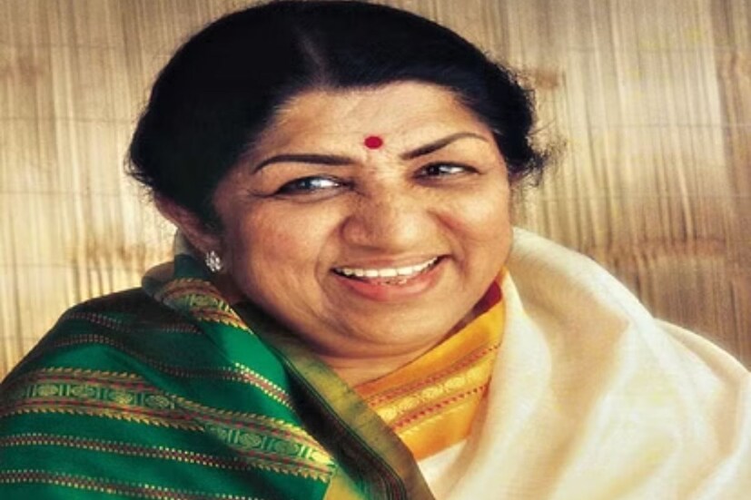 এর পর লতা ও তাঁর বোন তাদের বাবার কাছে গান শেখা শুরু করেন। ছোট ভাই হৃদয়নাথের বয়স মাত্র চার বছর, যখন তার বাবা মারা যান। বাবার মৃত্যুর পর গায়িকা দায়িত্ব নেন। পরিবারের সকলের সঙ্গে মুম্বইতে আসেন। 