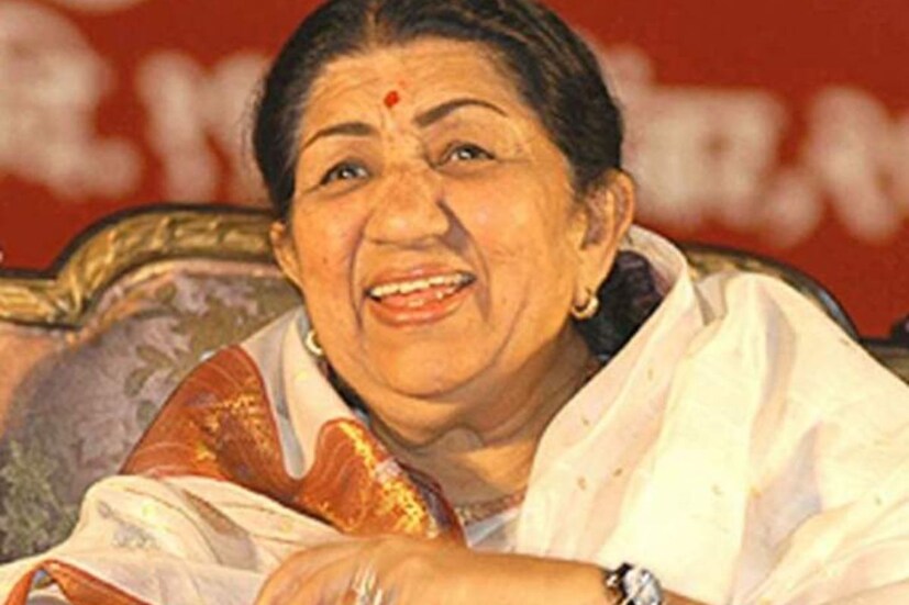 প্রথমবার মঞ্চে গান গাওয়ার জন্য লতাজি পান ২৫ টাকা। ১৯৪২ সালে মারাঠি ছবিতে লতা প্রথমবার গান করেন।