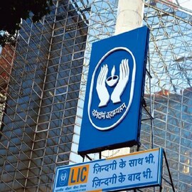 LIC-র এই প্ল্যানগুলোর কথা জানা আছে তো? টাকা নিয়ে আর থাকবে না কোনও চিন্তা LIC-র এই প্ল্যানগুলোর কথা জানা আছে তো? টাকা নিয়ে আর থাকবে না কোনও চিন্তা