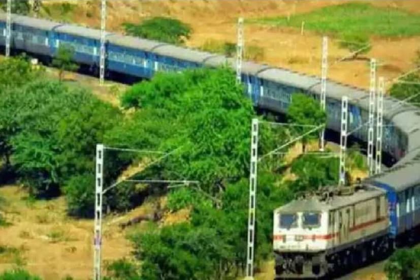  পুজো স্পেশাল ট্রেন, ২১ অক্টোবর শিয়ালদহ থেকে এনজেপি ১১.৪০মিনিটে ছাড়বে এবং ২২ অক্টোবর ১২.৪৫ মিনিটে এনজেপি থেকে শিয়ালদহ আসবে একটি ট্রেন।