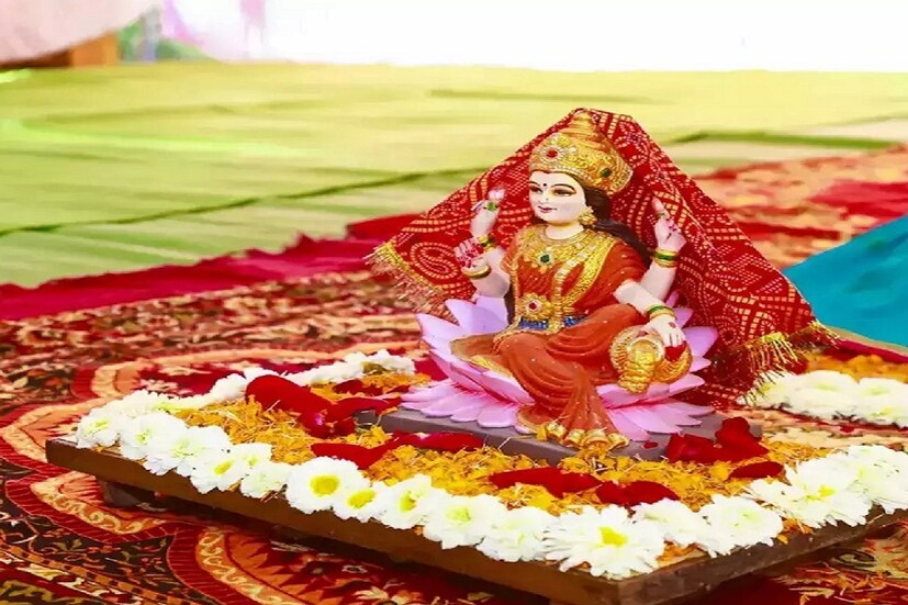 সকালে প্রবেশদ্বার ধুয়ে ফেলুন ধর্মীয় বিশ্বাস অনুসারে, দেবী লক্ষ্মী পরিষ্কার পরিচ্ছন্নতা খুব পছন্দ করেন। এমনটা বিশ্বাস করা হয় যে যে বাড়িতে পরিষ্কার-পরিচ্ছন্নতা থাকে সেখানেই দেবী লক্ষ্মী বাস করেন। বাস্তুশাস্ত্র অনুসারে, বাড়ির মূল প্রবেশদ্বারটি খুব পরিষ্কার হওয়া উচিত।