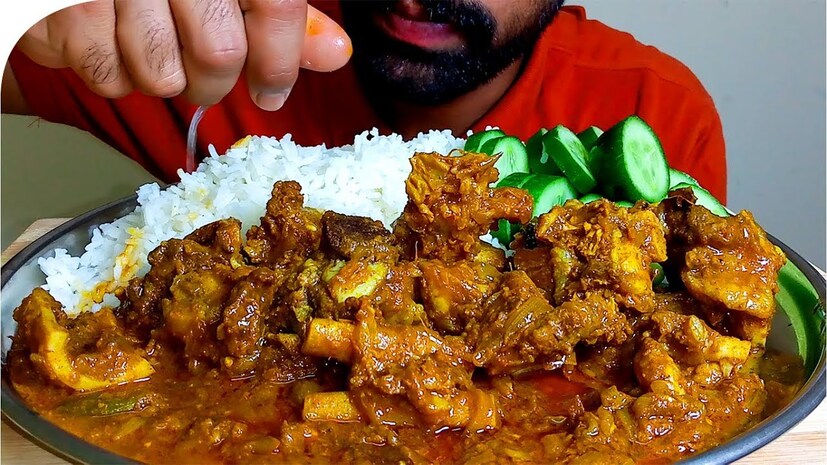 খাসির মাংসের ক্ষেত্রে ৪-৫টা সিটি। তবে প্রথম সিটিটা পড়বে বেশি আঁচে। তারপর আঁচ কমিয়ে বাকিটা রান্না করুন। একটু রেওয়াজি খাসি যাঁরা পছন্দ করেন তাঁরা ৬-৭টা সিটি দিয়ে গ্যাস ওভেন বন্ধ করে দমে রেখে দিন।