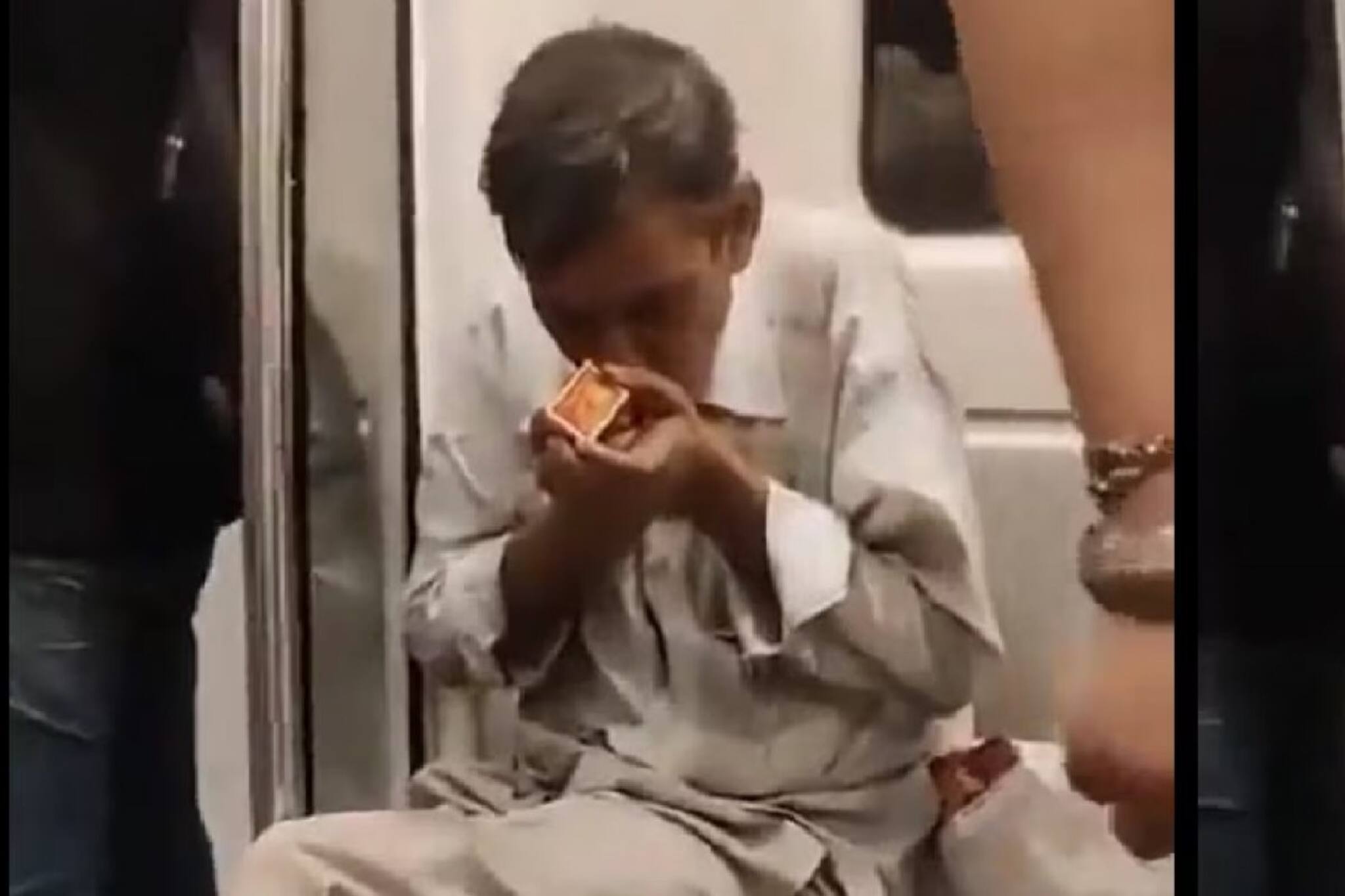 মেট্রোয় বিড়ি ধরালেন এই ব্যক্তি! পাশে বসে লোকজন, তার পর যা হল ভাবনার বাইরে