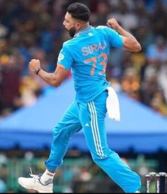 ঐতিহাসিক বোলিংয়ে তিনি নিশঙ্কা, সমরাবিক্রমা, অসলঙ্কা, ধনঞ্জয়কে আউট করেন৷ সিরাজই প্রথম ভারতীয় বোলার যিনি এক ওভারে ৪ উইকেট নেওয়ার কৃতিত্ব অর্জন করেছেন৷