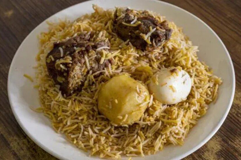 কলকাতা শহরের আনাচে কানাচে বিরিয়ানির দোকান। কখনও দাদা-বৌদির বিরিয়ানি, কখনও আরসালান, কখনও আবার আউধ। কোনটা ছেড়ে কোনটা খাবেন! তবে এখানে ৭টি এমন ঠিকানা দেওয়া হল, যেখানকার মটন বিরিয়ানি খেলে মন ভরে যায়।