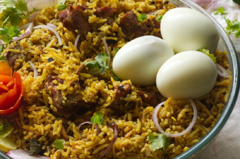 আমিনিয়া- কলকাতা শহরের নানা জায়গায় রয়েছে আমিনিয়ার একাধিক আউটলেট। দু’জনের জন্য ৮০০ টাকার মধ্যে বিরিয়ানি পেয়ে যাবে।