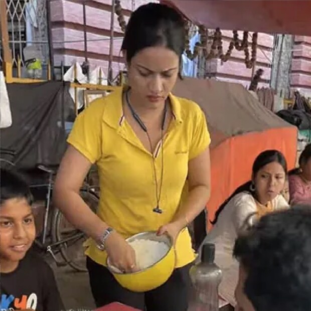 ডালাহৌসির অফিস পাড়ার ফুটপাথে তাঁর দোকান। বাবা, মা ও তিনি নিজে সেই দোকানে থাকেন সারাদিন। রোদ, ঝড়, জল উপেক্ষা করে পরিশ্রম করেন মমতা গঙ্গোপাধ্যায় বা সবার চেনা নন্দিনীদি। 