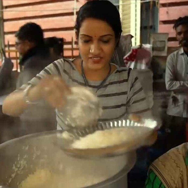 এক ইউটিউবারকে এবার নন্দিনী জানালেন, তাঁর রাস্তার উপরের এই হোটেল হয়তো এবার বন্ধ হয়ে যেতে পারে!