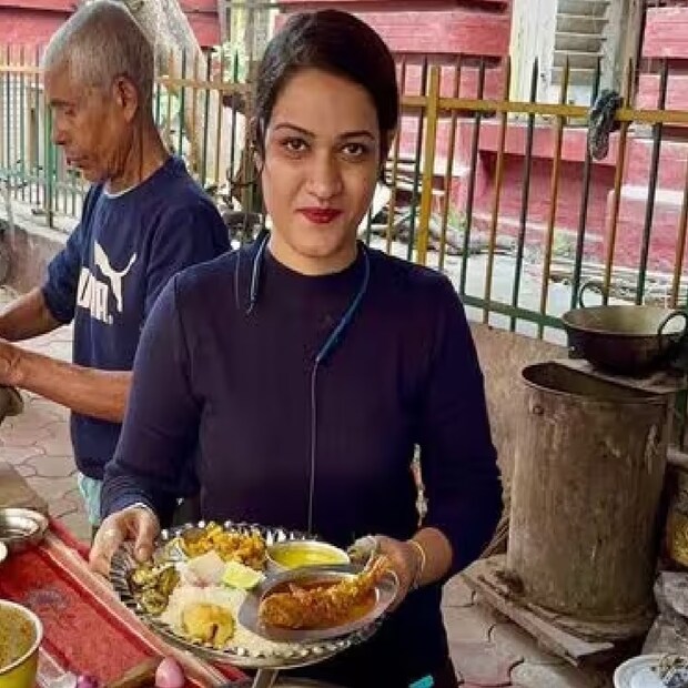 সেই ইউটিউবারের ভিডিও এখন ভাইরাল। সেই ভিডিওতে নন্দিনীকে বলতে শোনা যাচ্ছে, 'কয়েকদিন পর তোরা হয়তো আর আমাকে এখানে নাও দেখতে পারিস।' তার পর থেকেই শুরু হয়েছে জল্পনা।
