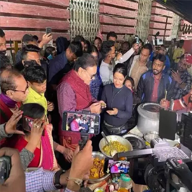নন্দিনী এর পর আক্ষেপের সুরে বলতে থাকেন, যখনই কেউ একটু উপরে উঠে যায়, তাকে টেনে নিচে নামানোর চেষ্টা চলে। তবে কথায় আছে, রাখে হরি, মারে কে! যা কপালে আছে তা হবেই।