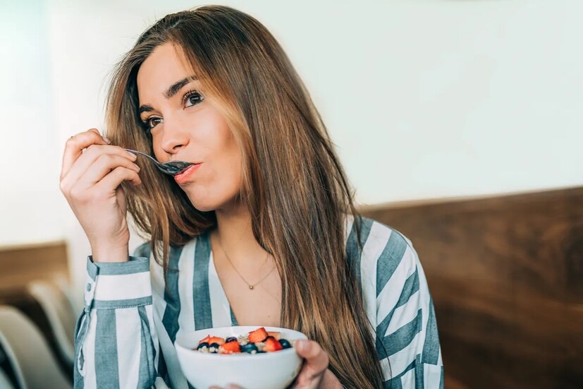 Oats Benefits: ওজন কমাতে চাইলে অন্যান্য খাদ্যাভাসের পাশাপাশি দানাশস্য জাতীয় এই খাবার খাওয়া ভাল। প্রত্যহ এই খাবারের সঙ্গে ফল খাওয়া স্বাস্থ্যের জন্য খুবই উপকারী। আর সেটি হল ওটস।