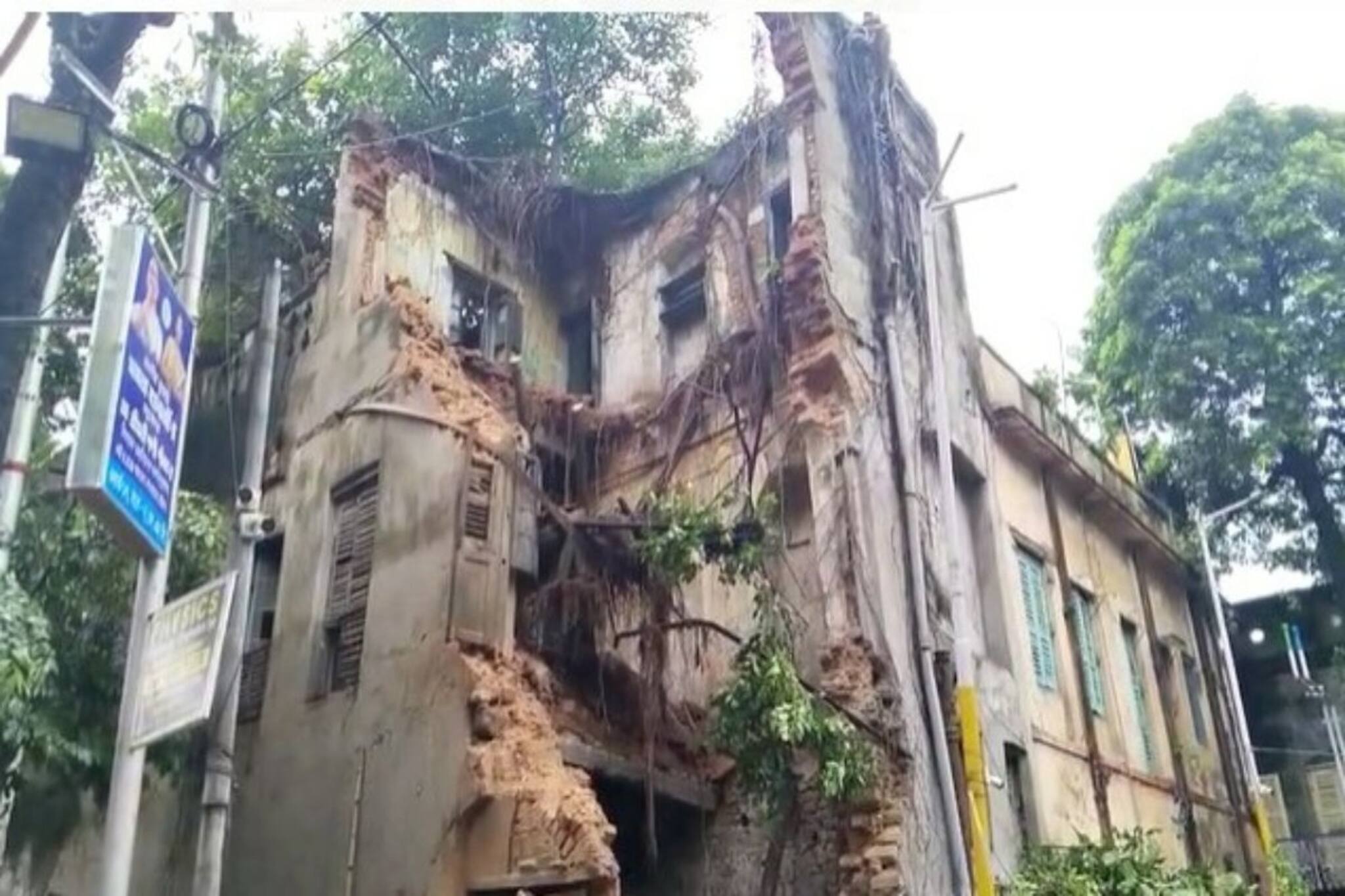 হঠাৎ হুড়মুড় করে ভেঙে পড়ল তিনতলা বাড়ির অংশ! বৃষ্টির সকালেই হাড়হিম কাণ্ড হেদুয়াতে