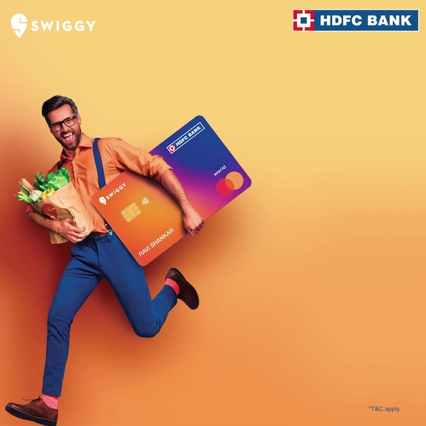 স্যুইগি অ্যাপে বিভিন্ন ট্র্যানজ্যাকশনের ক্ষেত্রে ১০ শতাংশ ক্যাশব্যাক অফার দিচ্ছে এটি। সেই সঙ্গে স্যুইগি ইনস্টামার্ট, ডাইনআউট এবং স্যুইগি জিনি-র মাধ্যমে কেনাকাটা এবং খাবার অর্ডার করার ক্ষেত্রেও মিলবে এই অফার। এর ফলে কার্ডহোল্ডাররা প্রতিবার খাবার অর্ডার, গ্রসারি সামগ্রী কেনাকাটা অথবা রেস্তোরাঁয় স্যুইগি অ্যাপের মাধ্যমে ডাইনআউট ব্যবহার করে বিল পরিশোধ করার সময় ১০ শতাংশ ক্যাশব্যাক পেতে পারেন। এখানেই শেষ নয়, অ্যামাজন, মিন্ত্রা, নাইকা, ওলা, উবের, ফার্মইজি, নেটমেডস এবং বুকমাইশো-এর মতো অনলাইন প্ল্যাটফর্মে কেনাকাটা করলে ৫ শতাংশ ক্যাশব্যাক পাওয়া যাবে। Photo: Twitter (X)