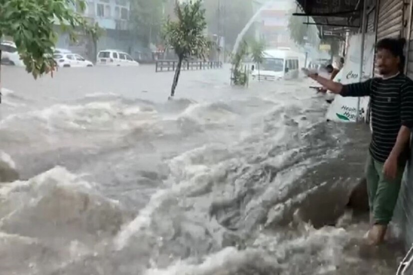 Bengal Red Alert-Heavy Rain: বঙ্গোপসাগরের উপর তৈরি হওয়া নিম্নচাপের জেরে ঝড় বৃষ্টির পরিমাণ কমছে না বাংলায়। দক্ষিণের বিভিন্ন জেলাতে তীব্র ঝড়বৃষ্টি হতে দেখা যাচ্ছে। জঙ্গলমহলের খরাপ্রবণ এলাকাগুলোও বাদ পড়ছে না, এই প্রবল বৃষ্টির প্রকোপ থেকে। (শর্মিষ্ঠা বন্দ্যোপাধ্যায়)