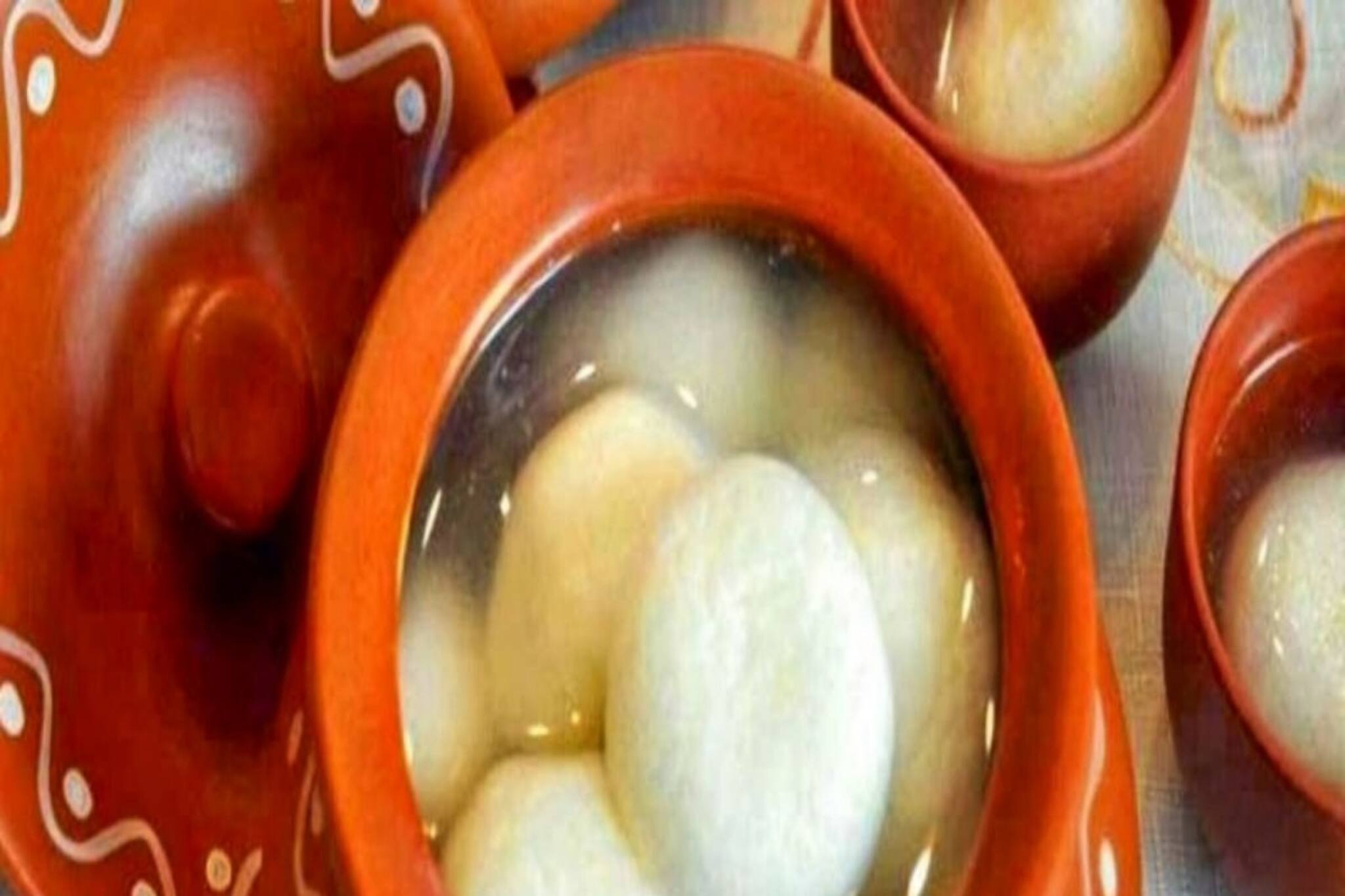 কলকাতার 'এই' রসগোল্লার দোকান বিশ্বের 'সেরার' তালিকায়! লাইনে শহরের আরও দুই দোকান!