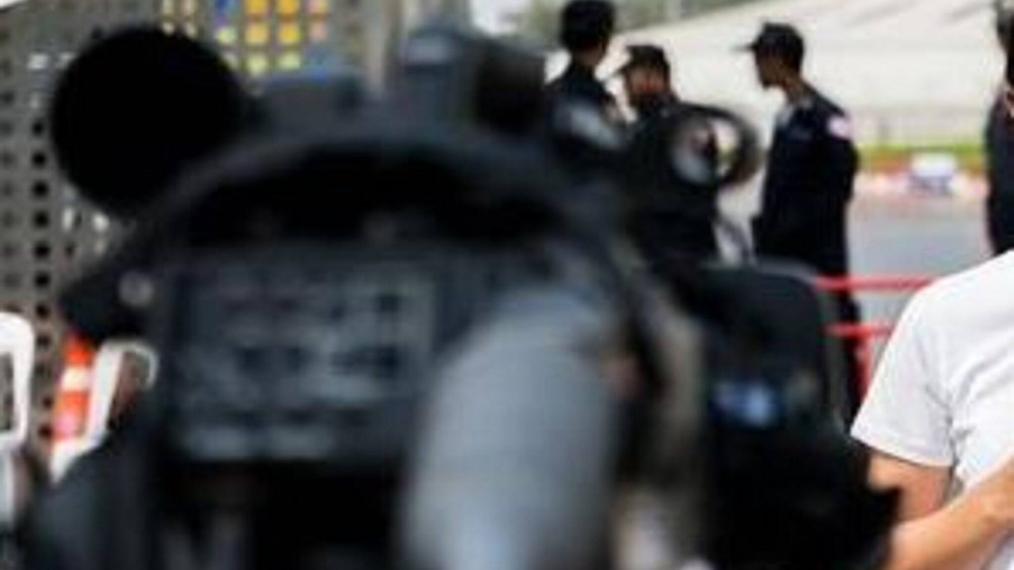 Viral Video: চলছিল LIVE নিউজ, পিছন থেকে এসে মহিলা সাংবাদিকের নিতম্বে হাত যুবকের! ভিডিও ভাইরাল সোশ্যাল মিডিয়ায়