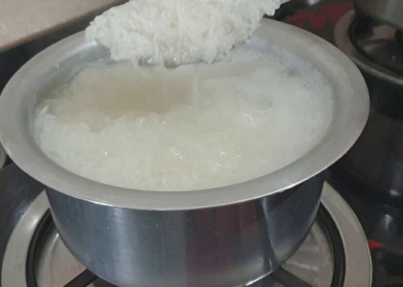 ফুড সেফটি এজেন্সির মতে, ঠান্ডা ভাত পুনরায় গরম করলে খাদ্যে বিষক্রিয়া হতে পারে। ওভেন থেকে বের করার পর ভাত ছেড়ে দিলে তাতে ব্যাকটেরিয়া জন্মাতে পারে। অতএব, সতর্কতা অবলম্বন করা জরুরি।