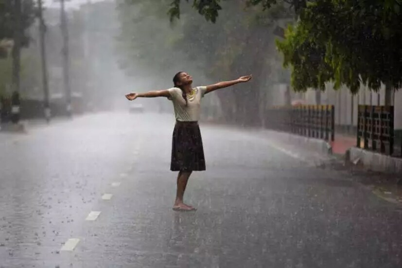 অর্থাৎ পুজোর সময় ভারী বৃষ্টির সম্ভাবনা নেই। যদিও বা বৃষ্টি হয়, ছিটেফোঁটা বৃষ্টি হতে পারে বলে জানিয়েছেন আবহাওয়াবিদরা। তাতে অবশ্য উৎসবমুখী বাঙালিকে দমিয়ে রাখা যাবে বলে মনে হয় না।