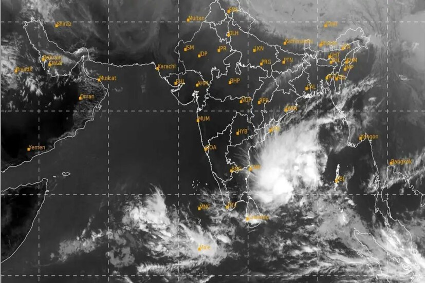 তবে আবহাওয়ার সর্বশেষ আপডেটে ভারতীয় মৌসম ভবন জানিয়েছে বুধ নয়, মঙ্গলেই বাংলা-ওড়িশায় ঝড়ঝাপ্টা কাঁপিয়ে তৈরি হবে ঘূর্ণাবর্ত। বৃষ্টি হতে পারে দক্ষিণবঙ্গের প্রায় সবকটি জেলায়।