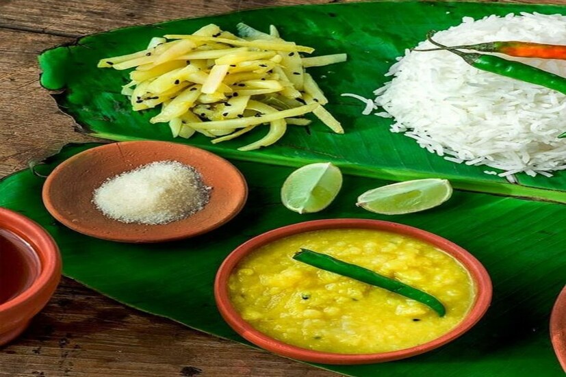 সারাদিন পরিশ্রমের পর গরম ধোয়া ওঠা একমুঠো ভাত আর তার সঙ্গে একটু ডাল এটুকু পেলেই প্রাণ ভরে যায় বাঙালি তথা প্রায় প্রত্যেক ভারতীয়। কিন্তু জানেন ভারতবাসীর প্রিয় প্রধান এই দুই খাবার আদতে শুরুই হয়নি এই দেশে!