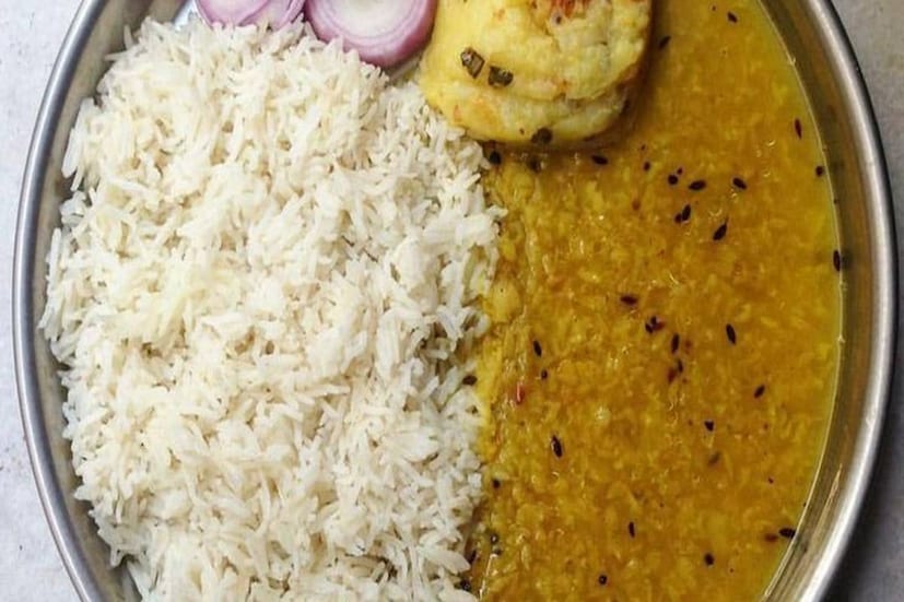 হিমালয় সংলগ্ন অঞ্চলের একটি জনপ্রিয় খাবার এবং এটি নেপালের অঘোষিত জাতীয় খাবার।