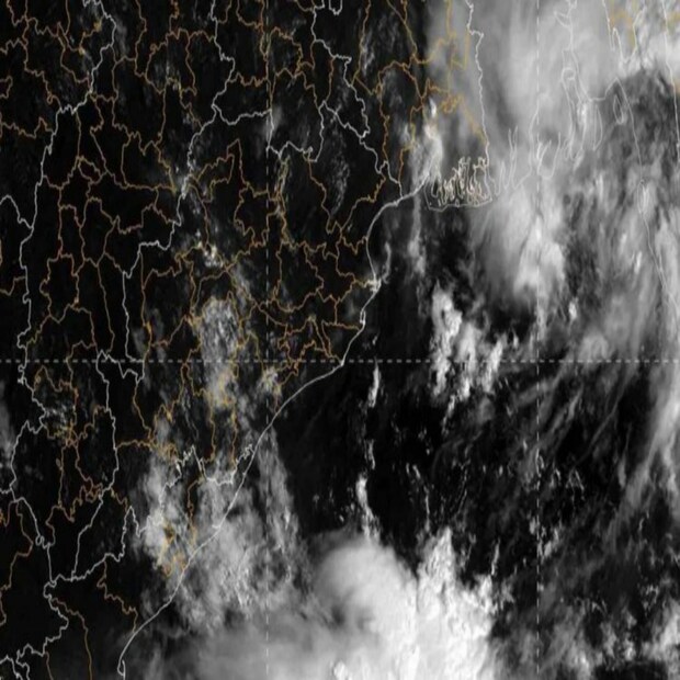 নতুন করে পশ্চিমী ঝঞ্ঝা আসবে মঙ্গলবার। পশ্চিমী ঝঞ্ঝার প্রভাবে তুষারপাতের সম্ভাবনা জম্মু-কাশ্মীর লাদাখ এবং মুজাফফরাবাদে। মঙ্গল থেকে বৃহস্পতিবার এর মধ্যে বৃষ্টি এবং তুষারপাতের সম্ভাবনা উত্তরাখন্ড এবং হিমাচল প্রদেশে।
