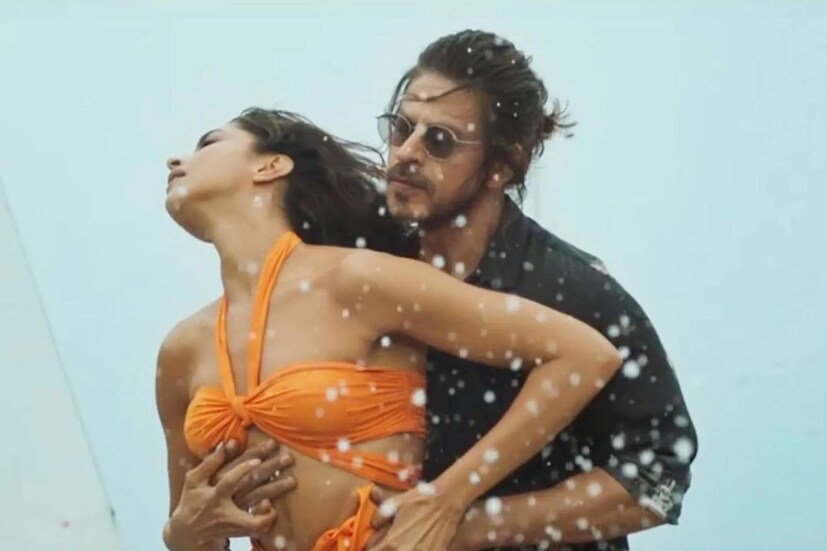 অভিনেত্রী জানান তাঁদের একে অপরের প্রতি অধিকারবোধ হয়েছে ভীষণ ভাবে। তাঁর দাবি, যে কয়েকজনের কাছে শাহরুখ দুর্বল হয়ে পড়েন, তিনি তাঁদের মধ্যে অন্যতম। অনেকগুলো বছর ধরে তাঁরা একে অপরের বন্ধু, ভরসার জায়গা। একজনের দরকারে আরেকজন হাজির থাকেন সব সময়েই। 