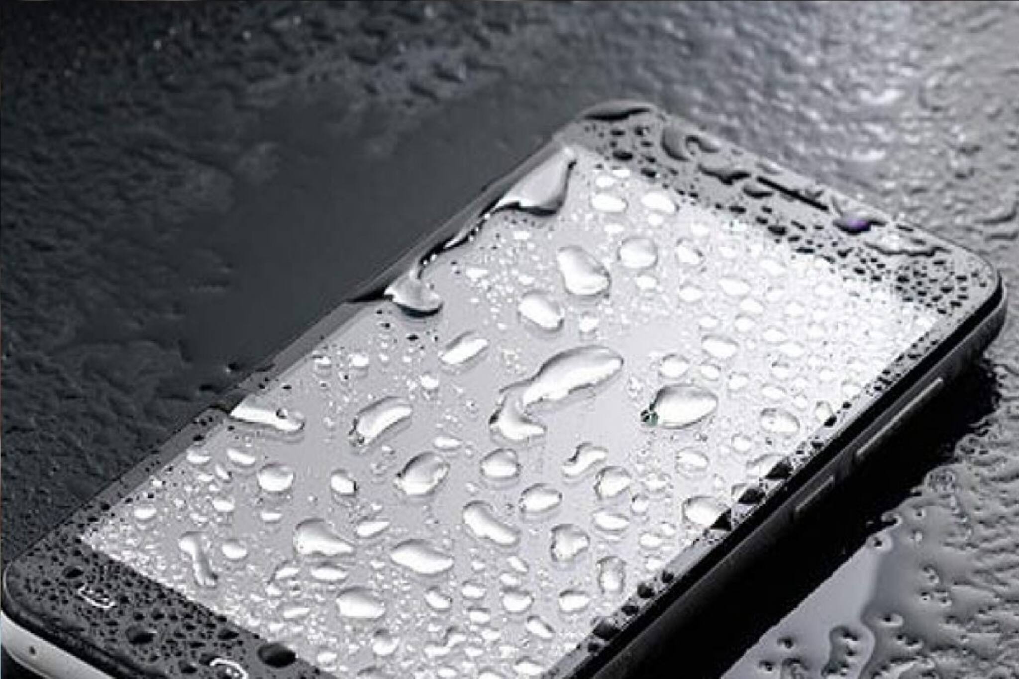 যখন-তখন বৃষ্টি! ফোনটাকে জল থেকে বাঁচাবেন কী করে? এই টোটকা মেনে চলুন