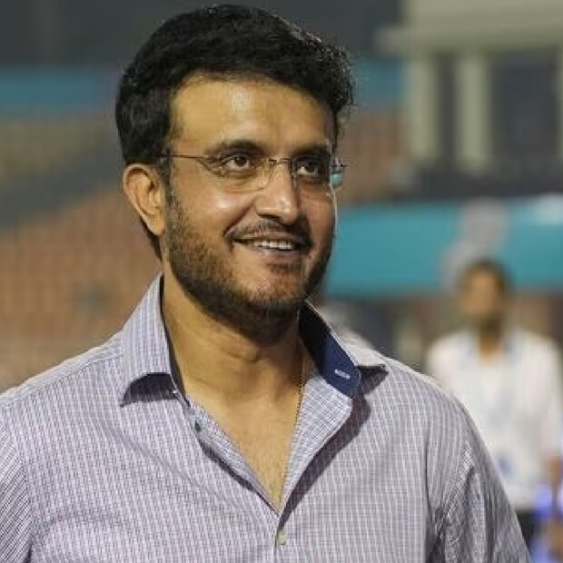 ক্রিশ্চিয়ানো রোনাল্ডোর পুরনো ক্লাব রিয়াল মাদ্রিদ একসঙ্গে ঘুরে দেখলেন মমতা ও সৌরভ। তখনই আচমকা সৌরভকে একটি উপহার দেন মমতা।