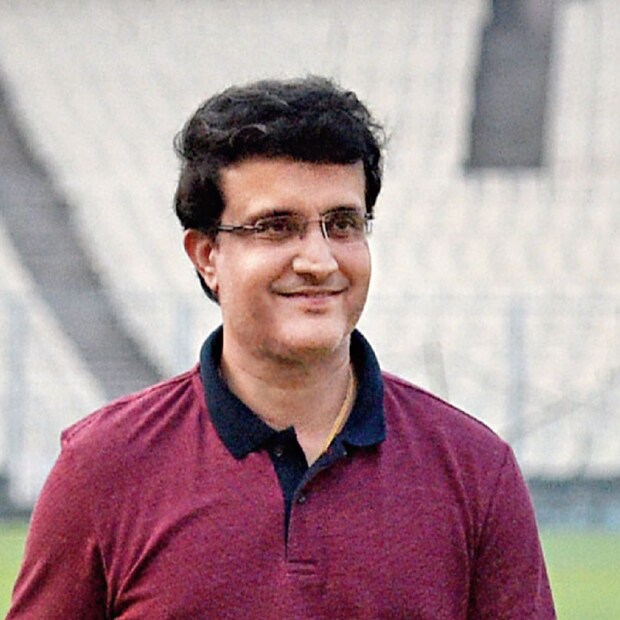 সফরসূচিতে না থাকলেও মুখ্যমন্ত্রী রিয়াল মাদ্রিদের স্টেডিয়াম স্যান্টিয়াগো বার্নাবিউ ঘুরে দেখতে চেয়েছিলেন। সঙ্গে ছিলেন বাঙালির আইকন সৌরভ।