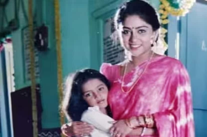 দক্ষিণী ছবির জগতে এক সময় শিশু শিল্পী হিসেবে কাজ করতেন এইচএস কীর্তনা। কিন্তু বর্তমানে তিনি একজন সফল আইপিএস অফিসার। আসলে অভিনয় দুনিয়ায় থাকা সত্ত্বেও বরাবরই কীর্তনা দেশের সবথেকে কঠিন পরীক্ষায় বসার স্বপ্ন দেখতেন। আর সেই স্বপ্ন সত্যি করতে আজ সফল হয়েছেন তিনি। সংবাদমাধ্যমের রিপোর্ট অনুযায়ী, এক সময় দক্ষিণী ছবির জগতে একজন জনপ্রিয় শিশু শিল্পী ছিলেন কীর্তনা। 
