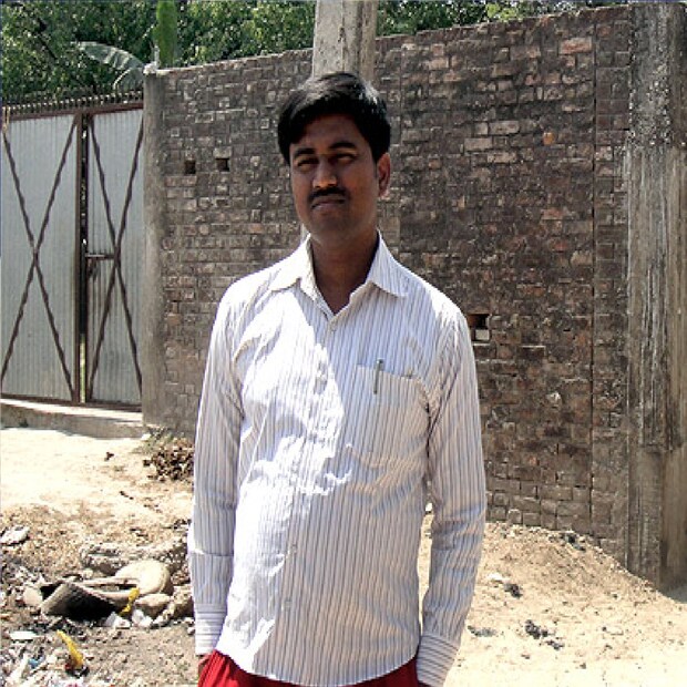 ব্যবসায়ে টাকা বিনিয়োগ করে ব্যাপক ক্ষতির মুখে পড়েন তিনি। তার মধ্যে মাদকাসক্ত হয়ে পড়েন তিনি।