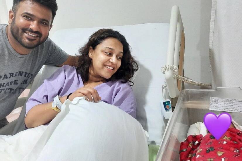 মেয়ের নাম রেখেছেন রাবিয়া। কন্যার নামপ্রকাশ করে স্বরা জানালেন, তিনি মা হয়েছেন গত শনিবার, ২৩ সেপ্টেম্বর। ইনস্টাগ্রামে লিখলেন, ‘একদম নতুন এক জগৎ যেন।’