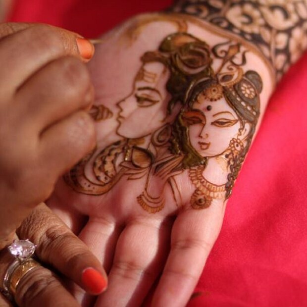 হরতালিকা তীজের দিন, উপবাসকারীর কোনও কালো রঙের পোশাক পরবেন না৷ হরতালিকা তীজের দিনে লাল রঙের ব্যবহার করুন৷