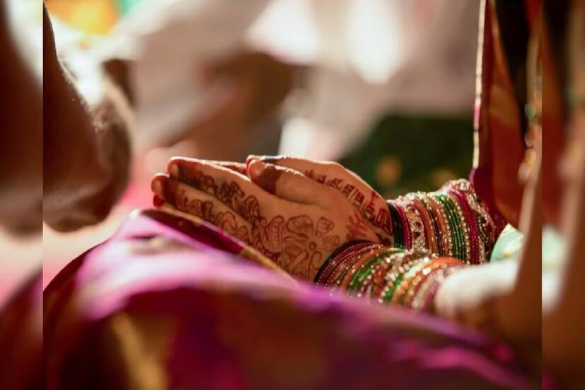 এ বছর হরতালিকা তীজের উপবাস পালিত হবে ১৮ সেপ্টেম্বর। শুধুমাত্র বিবাহিত মহিলারা নন, অবিবাহিত মেয়েরাও মনে মতো স্বামী পেতে এদিন উপোস করেন। ভক্তদের কিছু বিষয় মাথায় রেখে পুজো করা উচিত, অন্যথায় পুজো বৃথা হয়ে যায়। যেমন মহিলারা এই দিনের পুজোয়ে ষোল রকমের প্রসাধনী সামগ্রী নিবেদন করেন। খেয়াল রাখবেন যেন এতে কোনও ভাবেই কালো রঙের ছোঁয়া না থাকে৷