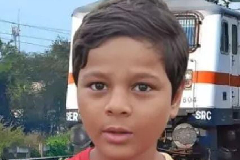 রাতারাতি হিরো মালদহের বালক। ঘটনায় হইহই পড়ে গিয়েছে এলাকায়। কী ঘটেছিল ঠিক? রেল লাইনের তলায় বড় গর্ত। খেলার সময় এমনই ঘটনা নজরে আসে ষষ্ঠ শ্রেণীর ছাত্রের। রেল লাইনে এত বড় গর্ত, কোনও বিপদ ঘটবে না তো? এসব ভাবতে ভাবতেই দেখে রেললাইনের অপরপ্রান্ত থেকে ছুটে আসছে ট্রেন। মুহূর্তের মধ্যে নিজের গায়ের লাল গেঞ্জি খুলে ফেলে সে। এরপর এগিয়ে যায় ট্রেনের দিকে। মালদহের ভালুকা রোড স্টেশনের কাছে তখন রেল লাইনের অপর প্রান্ত থেকে এগিয়ে আসছে দ্রুতগতির কাঞ্চনজঙ্ঘা এক্সপ্রেস। 