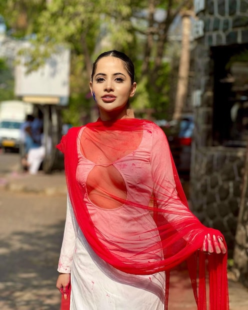  উরফির সাহসী অবতার দেখার জন্য যেমন মুখিয়ে থাকেন ভক্তরা ৷ এবার পুরো অন্য অবতারে ভক্তদের চমকে দিলেন ফ্যাশন কুইন৷ উরফির এই নয়া অবতার দেখা মাত্রই কমেন্টে ভরিয়ে দিয়েছেন ভক্তরা৷ 