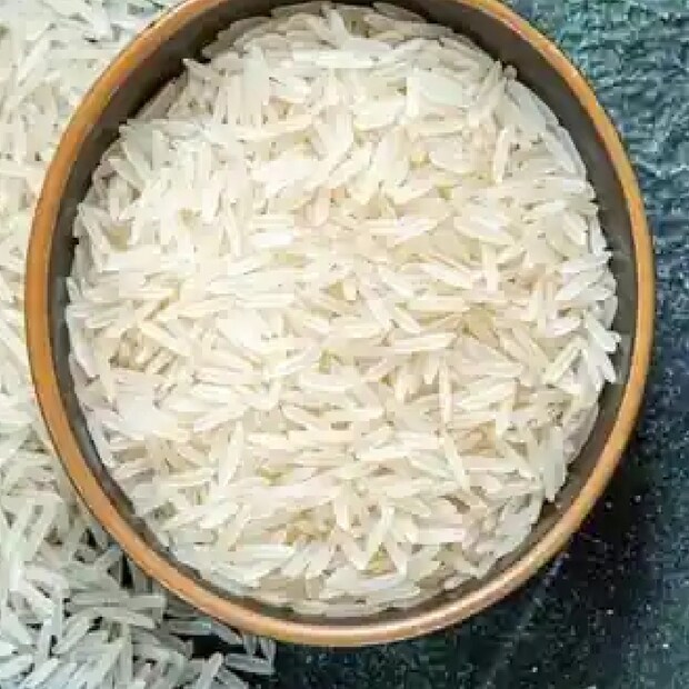 হাত থেকে চাল পড়ে যাওয়া মানে আর্থিক সমস্যার মুখোমুখি হতে হবে খুব শিগগির।
