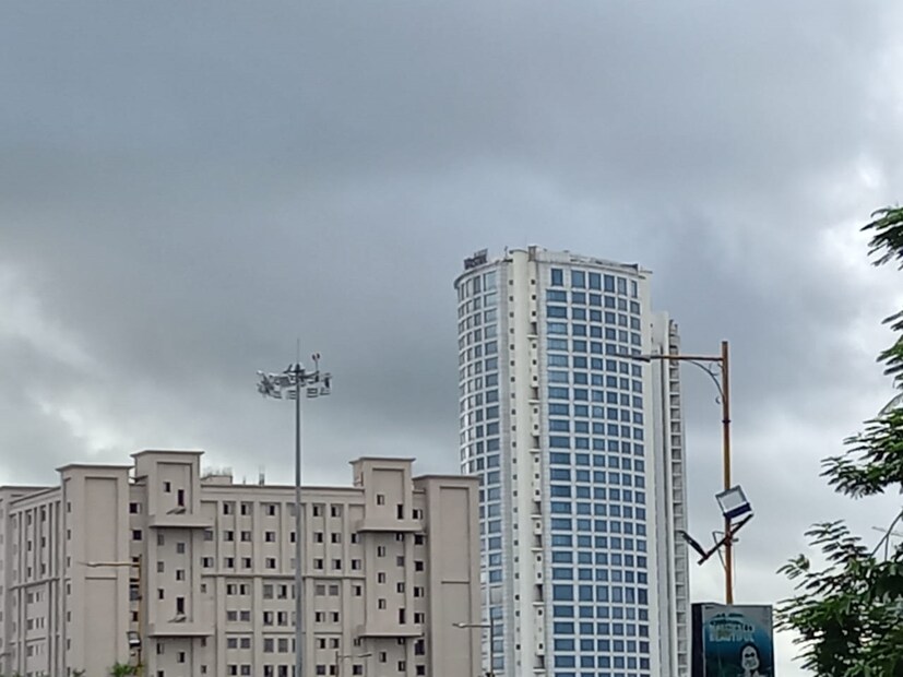 কলকাতায় আজ, শুক্রবার সকাল থেকেই মেঘলা আকাশ। আর্দ্রতাজনিত অস্বস্তি থাকবে সকালের দিকে। বেলা বাড়লে বজ্রবিদ্যুৎ-সহ  বৃষ্টির সম্ভাবনা। কাল থেকে বাড়বে বৃষ্টি। শনিবার থেকে সোমবার ফের বৃষ্টির আশঙ্কা রয়েছে। কলকাতায় সকালে সর্বনিম্ন তাপমাত্রা ছিল ২৮.৫ ডিগ্রি সেলসিয়াস। যা স্বাভাবিক তাপমাত্রার থেকে ৩ ডিগ্রি বেশি। গতকাল, বৃহস্পতিবার বিকেলে সর্বোচ্চ তাপমাত্রা ছিল ৩৩.৬ ডিগ্রি সেলসিয়াস। যা স্বাভাবিক তাপমাত্রা। বাতাসে জলীয় বাষ্পের পরিমাণ ৬২ থেকে ৯৩ শতাংশ। আগামী ২৪ ঘণ্টায় কলকাতা শহরে তাপমাত্রা থাকবে ২৮ থেকে ৩২ ডিগ্রি সেলসিয়াসের মধ্যে ৷