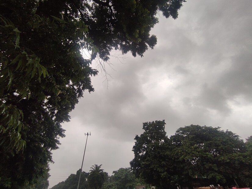 কাগজে কলমে শুক্রবার এবং শনিবার প্রভাব থাকবে বৃষ্টিপাতের। আগামিকাল বজ্রবিদ্যুৎ সহ বৃষ্টিপাতের সম্ভাবনা ৬০ শতাংশ। তবে রবিবার থেকেই কমবে বৃষ্টি, বাড়বে তাপমাত্রা। প্রায় ২-৩ ডিগ্রি বাড়বে সর্বোচ্চ তাপমাত্রা। আগামী সপ্তাহের বুধবার থেকে আবারও বৃষ্টিপাত হবে বলে জানা যাচ্ছে।