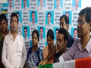 রবিবার দুপুরে তৃণমূলের দলীয় অফিসে আরও দুই কংগ্রেস সদস্য তৃণমূলের যোগদান করে