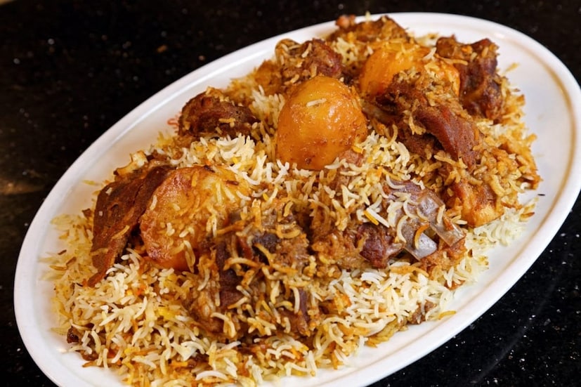 বিরিয়ানির মাংস রান্নার আগে দই দিয়ে ম্যারিনেট কররে রাখুন। দেখবেন মাংস নরম, তুলতুলে হবে। বিরিয়ানি রান্নার সময় যে গ্রেভিটা বানাবেন, তাতে দই মেশান। 
