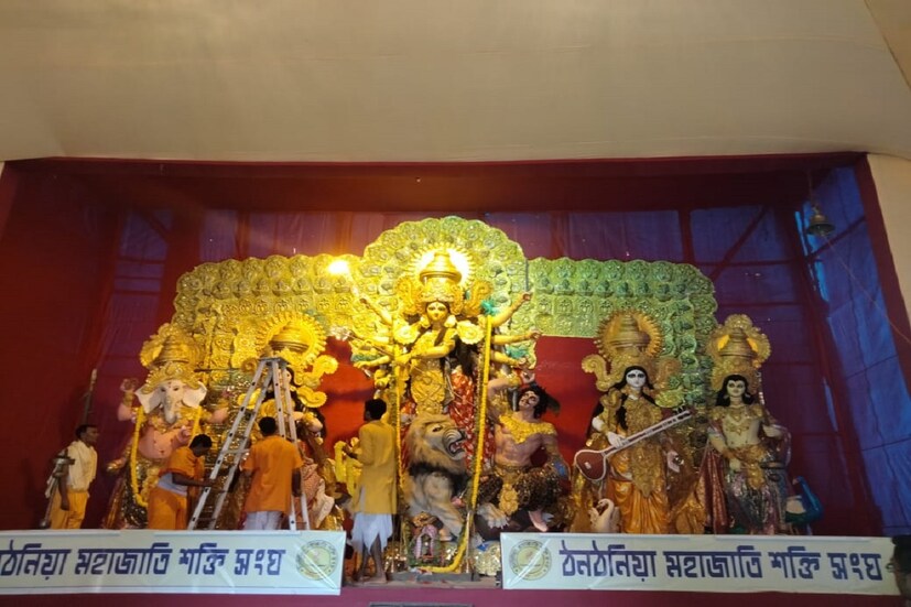 এদিকে ষষ্ঠী পেরিয়ে সপ্তমী, পুজোর আনন্দ মানুষের মনে সপ্তম সুরে বাজছে৷ সকাল থেকে দুপুর , দুপুর থেকে সন্ধ্যা, সন্ধ্যা থেকে রাত সব সময়েই রাস্তায় জনতার ঢল৷
