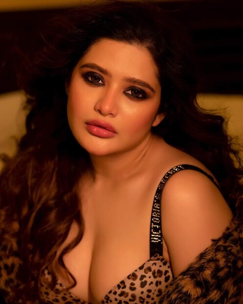 কখনও এনার কাজ উঠে আসে চর্চায়! কখনও এনার ছবি ভাইরাল হয়। আবার কখনও বডি শেমিংয়ের মুখেও পড়তে হয় নায়িকাকে! (photo source facebook)