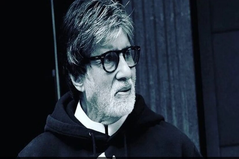 জাত-পাত, শ্রেণিবৈষম্যের বিতর্ক এড়াতে নিজের পদবী ছাঁটতে হয়েছিল। তবে পদবী ছেঁটে ফেলার সিদ্ধান্ত অবশ্য অমিতাভ বচ্চনের নিজের ছিল না। তাঁর বাবা হরিবংশ রাই বচ্চন-ই তাঁদের পরিবারের হয়ে এমন সিদ্ধান্ত নিয়েছিলেন।