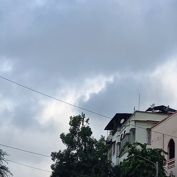 দক্ষিণবঙ্গে আপাতত চার পাঁচ দিন শুষ্ক আবহাওয়া। বৃষ্টির কোনও সম্ভাবনা নেই। প্রথম দুদিন বাতাসে জলীয় বাষ্প বেশি থাকার কারণে আর্দ্রতাজনিত অস্বস্তি থাকবে। পরে ধীরে ধীরে বাতাস থেকে জলীয় বাষ্পের পরিমাণ কমবে। 