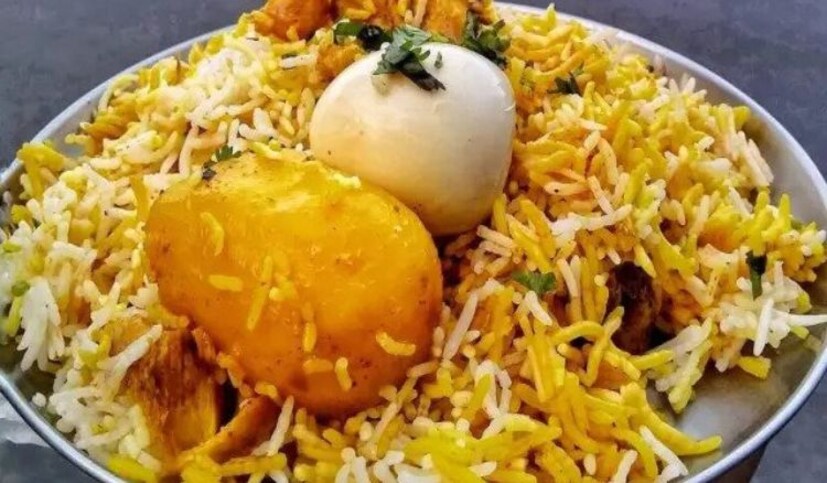 আরেকটি গল্পও শোনা যায়! ইতিহাসবিদদের একাংশের মত, কলকাতায় বিরিয়ানি প্রথম তৈরি হয়েছিল গরিব শ্রমিকদের খাওয়ার জন্যই। তখন আওয়াধের নবাব আসফ-উদ-দৌলার রাজ, বড়া ইমামবড়া তৈরির কাজ চলছে। প্রায় হাজার কুড়ি নির্মাণ শ্রমিক কাজ করছিলেন সেখানে। তাঁদের ভরপেট খাবার চাই ! তাই এরকম একটি খাবারের পরিকল্পনা করা হল, যেখানে চাল মাংস সবজি সব একসঙ্গেই থাকবে, কাজেই আলাদা আলাদা রান্নার ঝামেলা নেই, অথচ শ্রমিকদের পেট-ও ভরবে, খরচা ও সময়, দুটোই বাঁচবে!